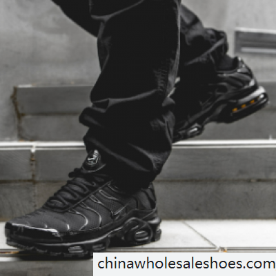 nike tn triple black